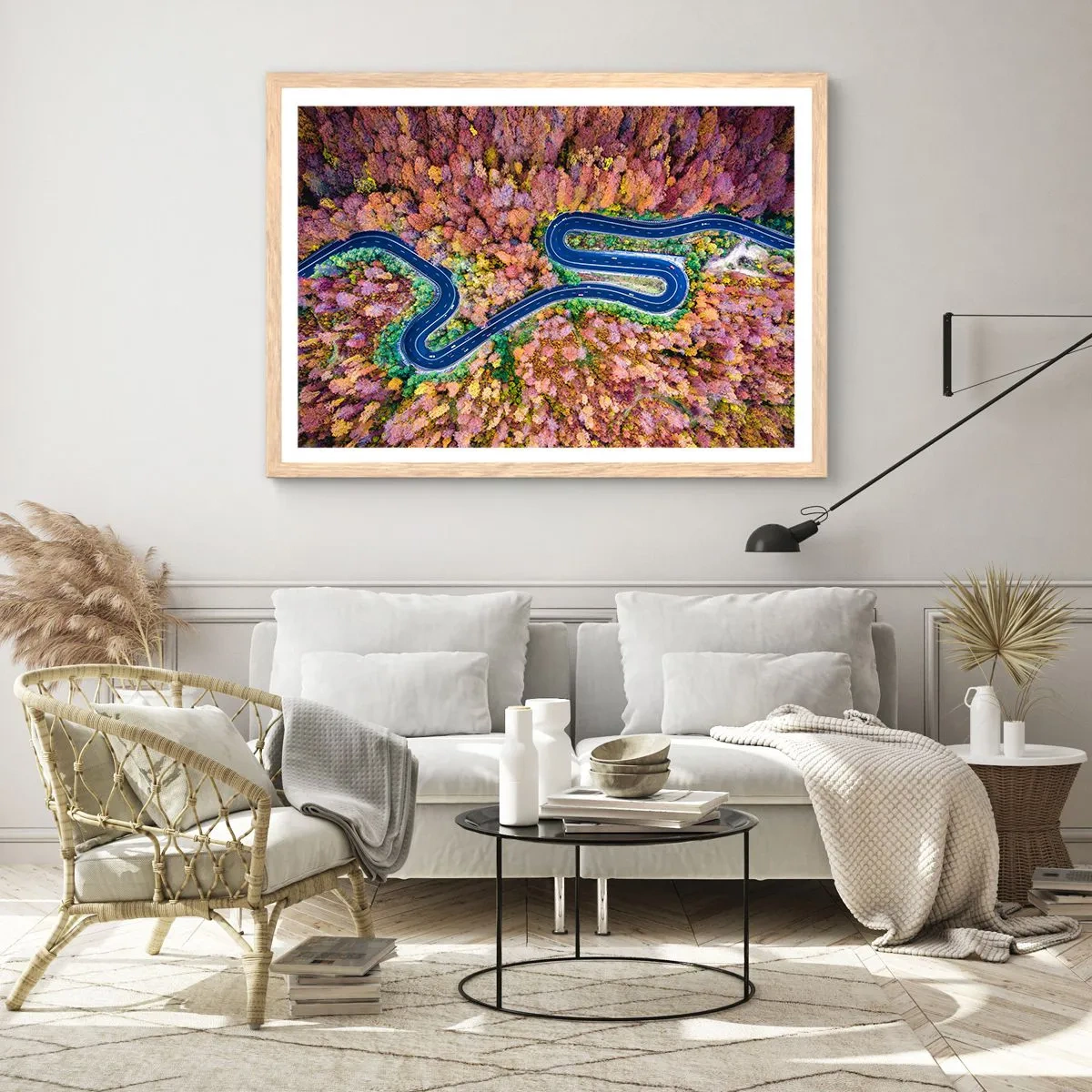 Een poster in een licht eiken lijst - Een kronkelende weg door het bos - 91x61 cm