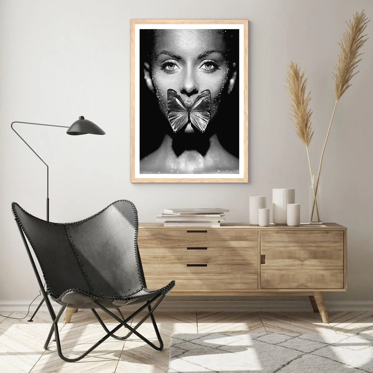 Een poster in een licht eiken lijst - Vlinder kus - 61x91 cm