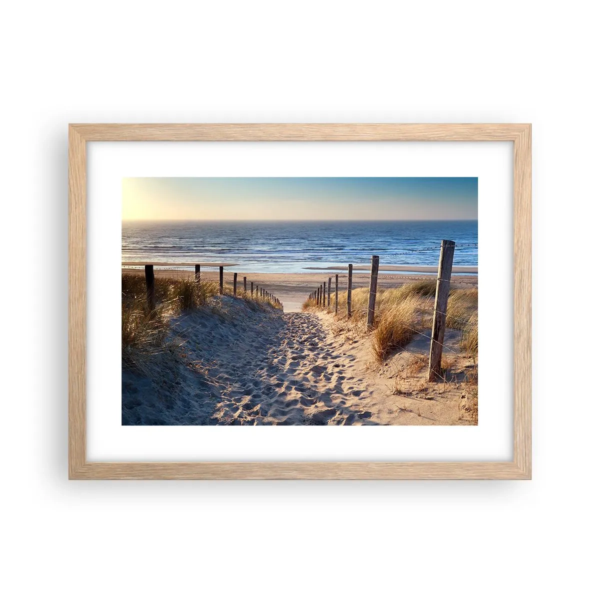 Een poster in een licht eiken lijst - Het geluid van de zee, het zingen van vogels, een wild strand tussen het gras... - 40x30 cm