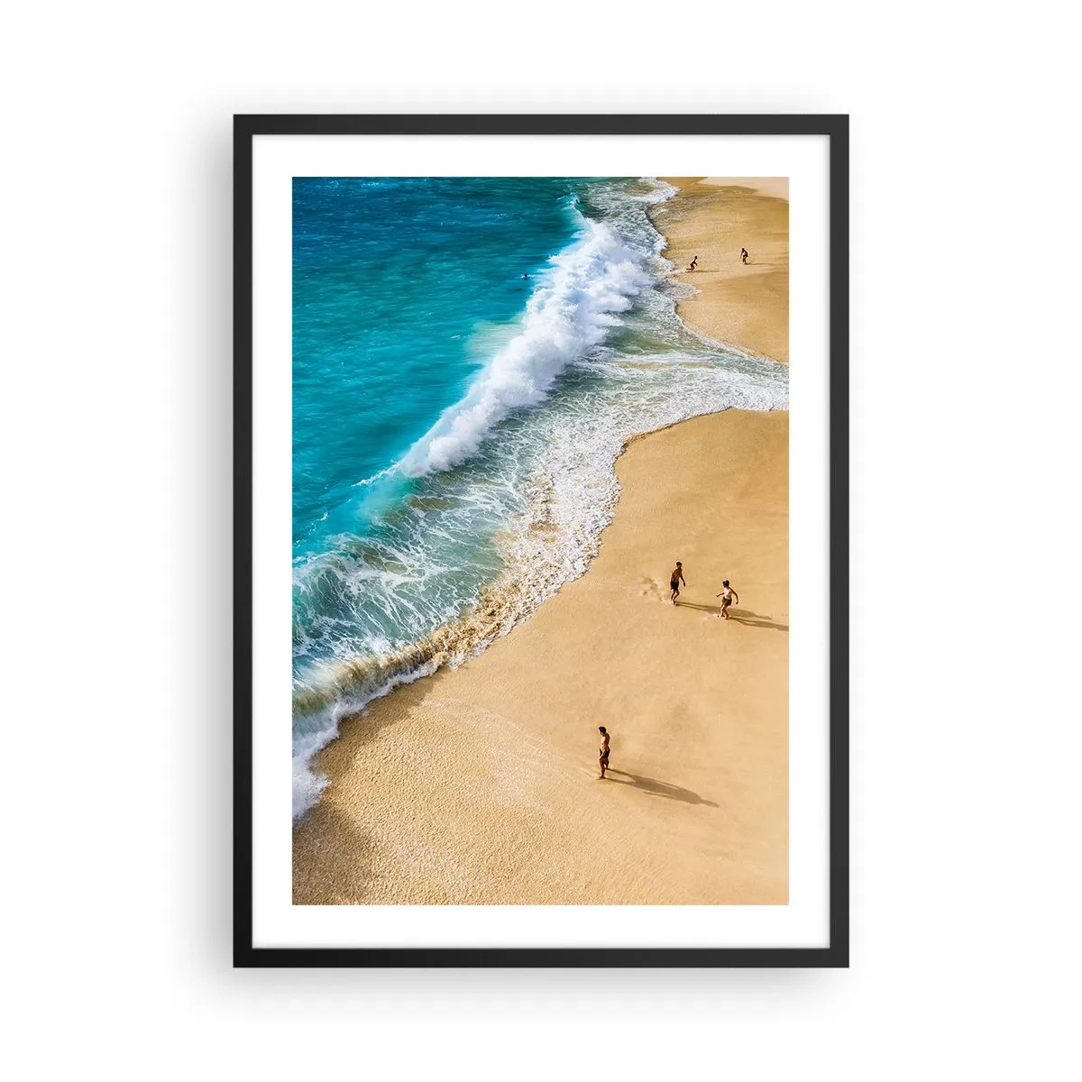 Poster in een zwarte lijst - Een goudkleurig strand met turquoise golven en mensen die rondlopen - 50x70cm - En dan de zon, het strand… - Moderne wanddecoratie voor woonkamer en slaapkamer ARTTOR