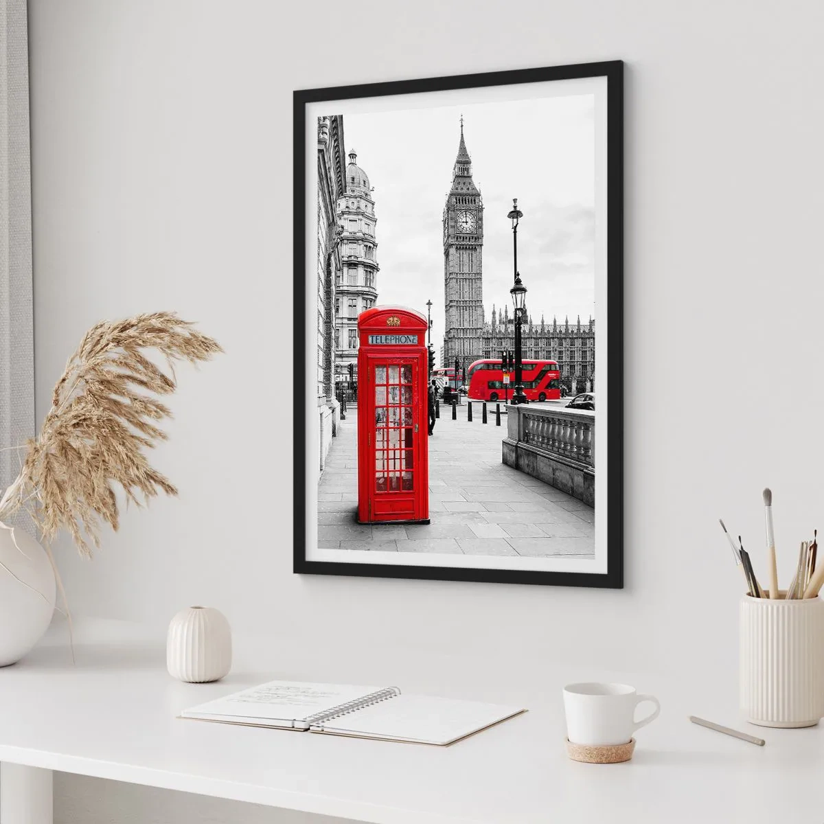 Poster in een zwarte lijst - Een rode telefooncel met de Big Ben en een bus op de achtergrond. - 50x70cm - Londen, zonder twijfel - Moderne wanddecoratie voor woonkamer en slaapkamer ARTTOR