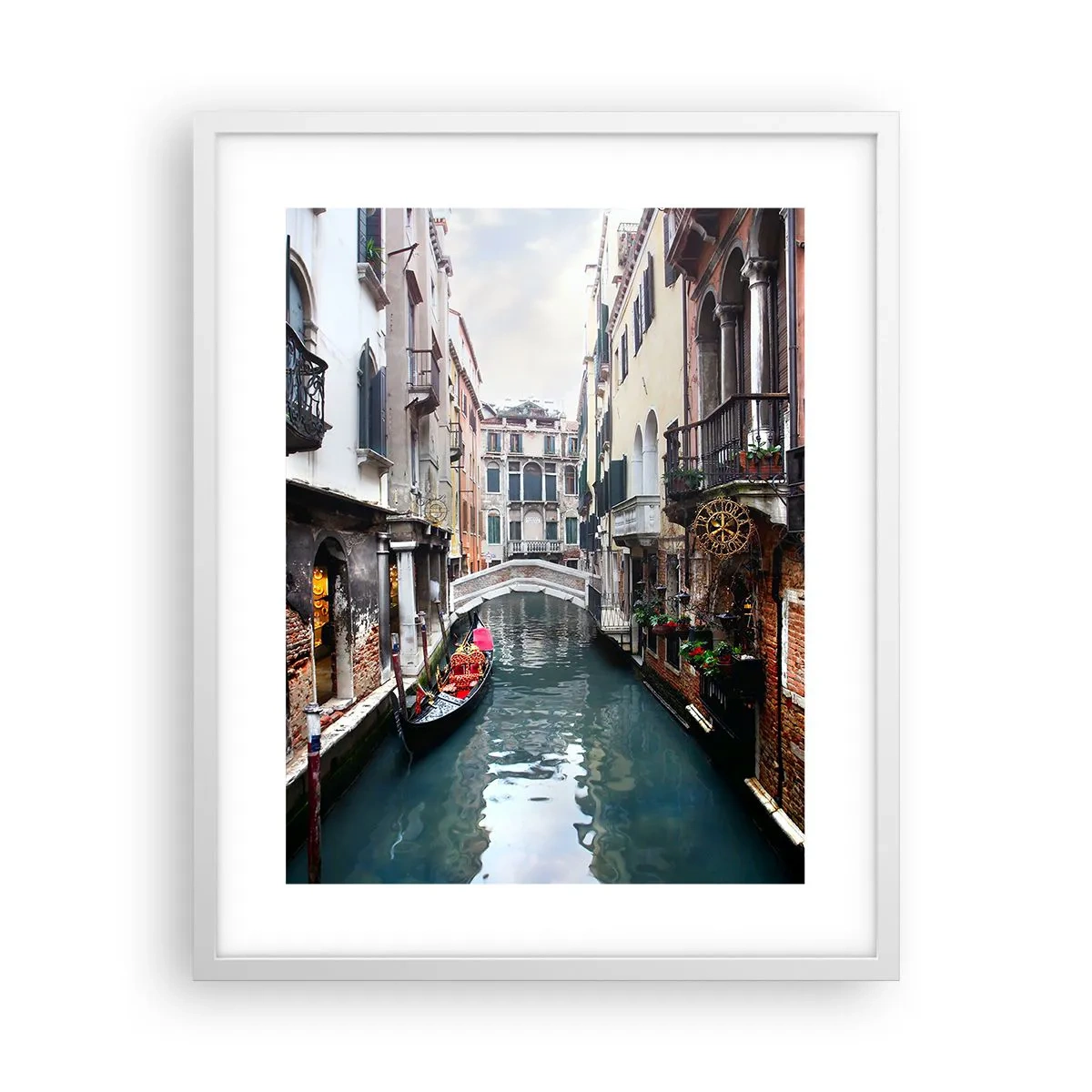 Poster in een witte lijst - Venetiaans landschap met een gondel en een brug - 40x50 cm