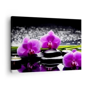 Schilderen op canvas - Paarse orchideeën tegen een achtergrond van stenen en kaarsen in een ontspannende omgeving - 70x50cm - Verdrinken in rust en stilte  - Moderne wanddecoratie voor woonkamer en slaapkamer ARTTOR