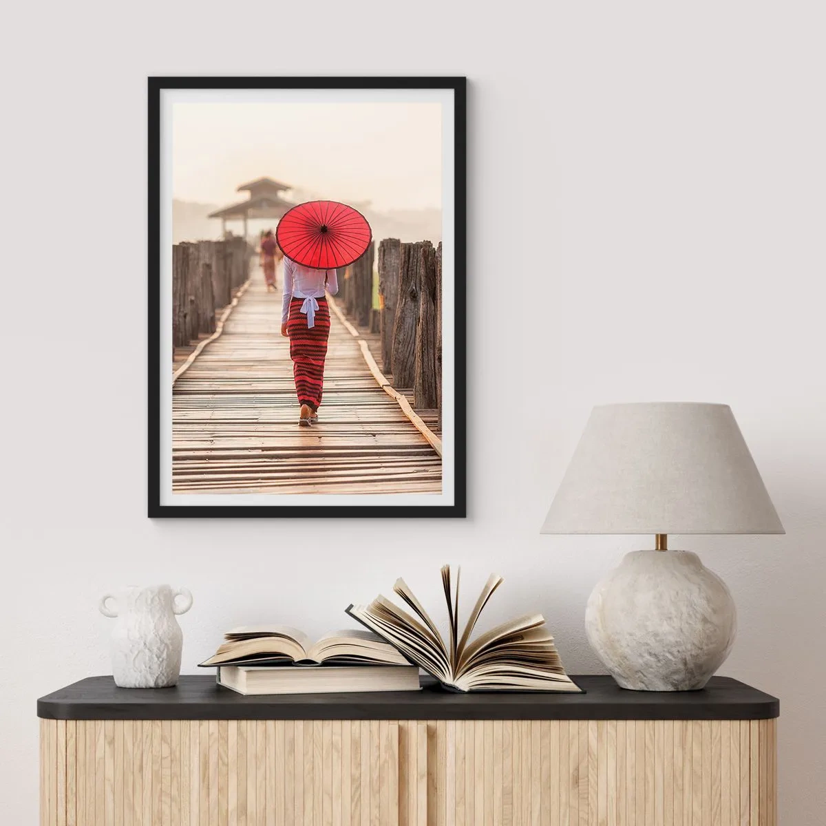 Poster in een zwarte lijst - Een vrouw met een rode paraplu op een houten brug - 50x70cm - Op de oude brug - Moderne wanddecoratie voor woonkamer en slaapkamer ARTTOR