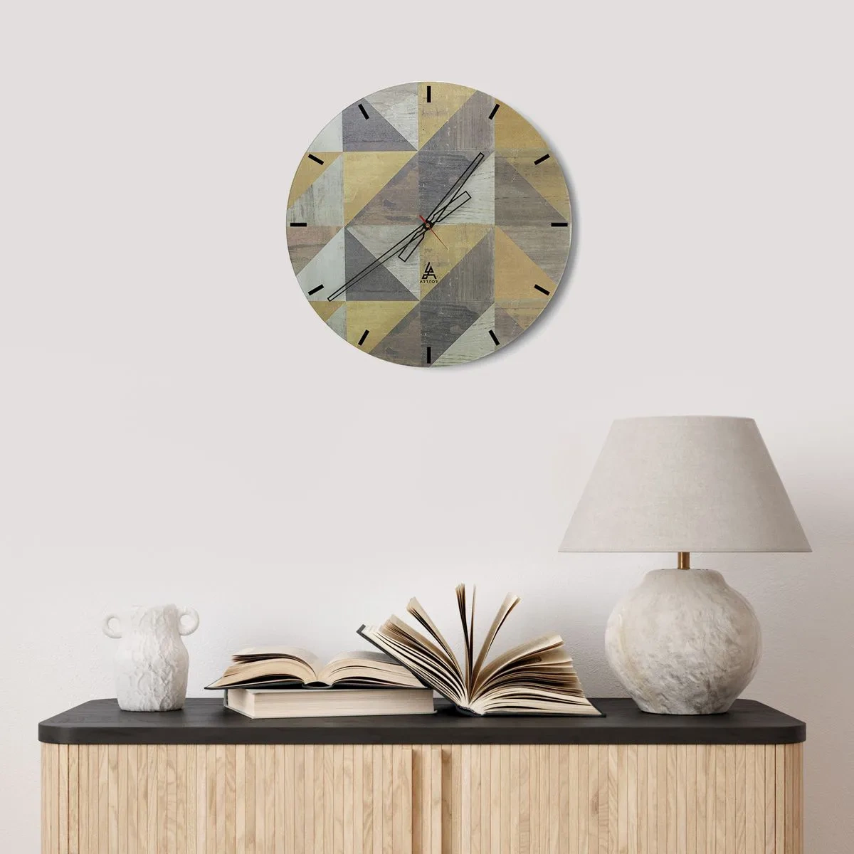 Wandklok - Klok - Op de hoek van de driehoek - 40x40 cm
