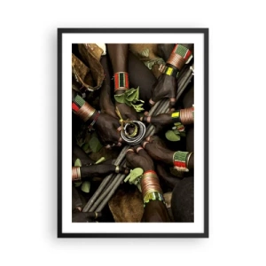 Poster in een zwarte lijst - Handen in traditionele armbanden, als gebaar van gemeenschap - 50x70cm - Wij zijn samen - Moderne wanddecoratie voor woonkamer en slaapkamer ARTTOR