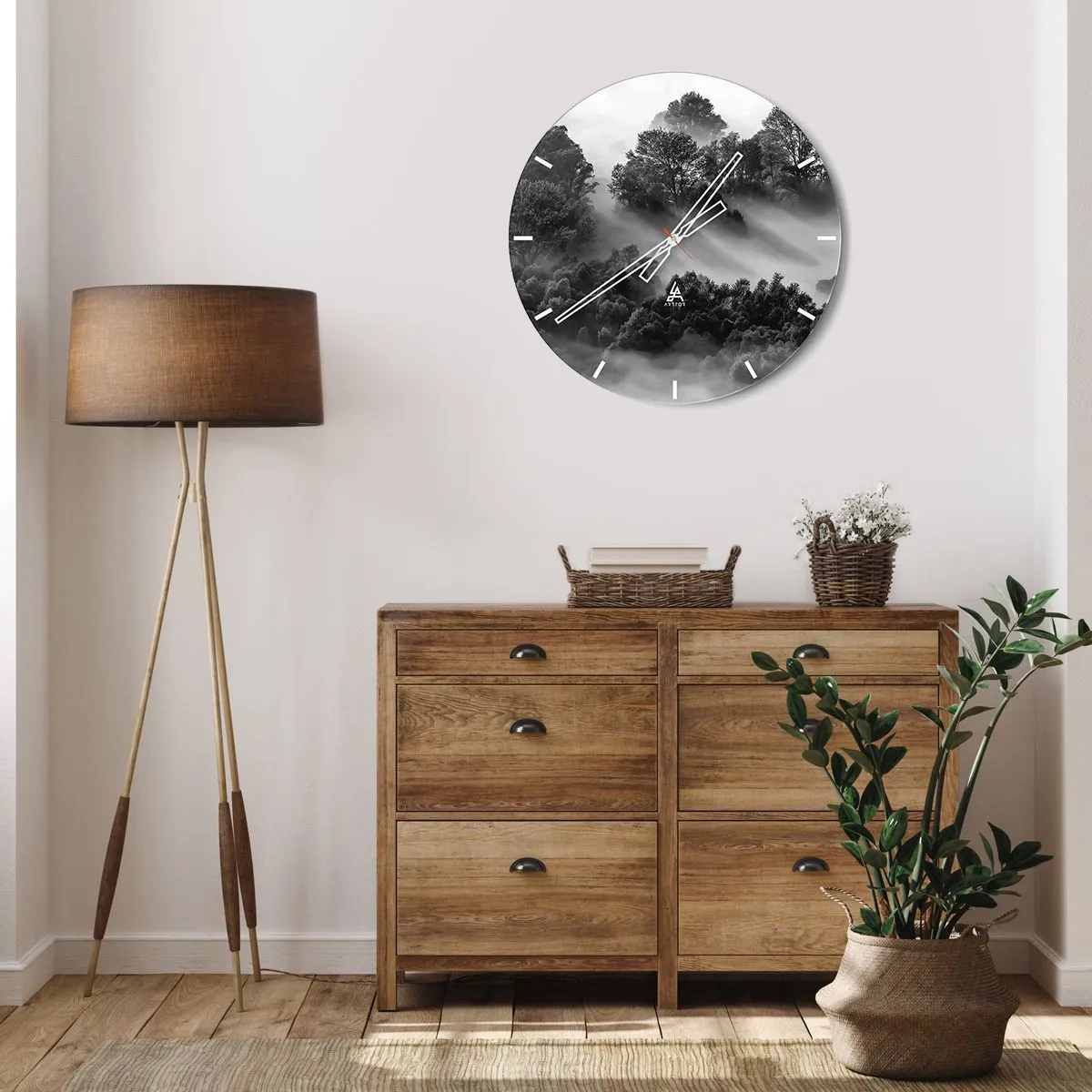 Wandklok - Klok - Zwart-wit berglandschap met mist in het bos - 30x30cm - Opstaand