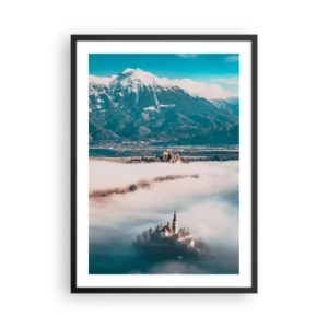 Poster in een zwarte lijst - Een kerk op een eiland omgeven door mist met een bergachtergrond - 50x70cm - Het begin van een sprookje - Moderne wanddecoratie voor woonkamer en slaapkamer ARTTOR