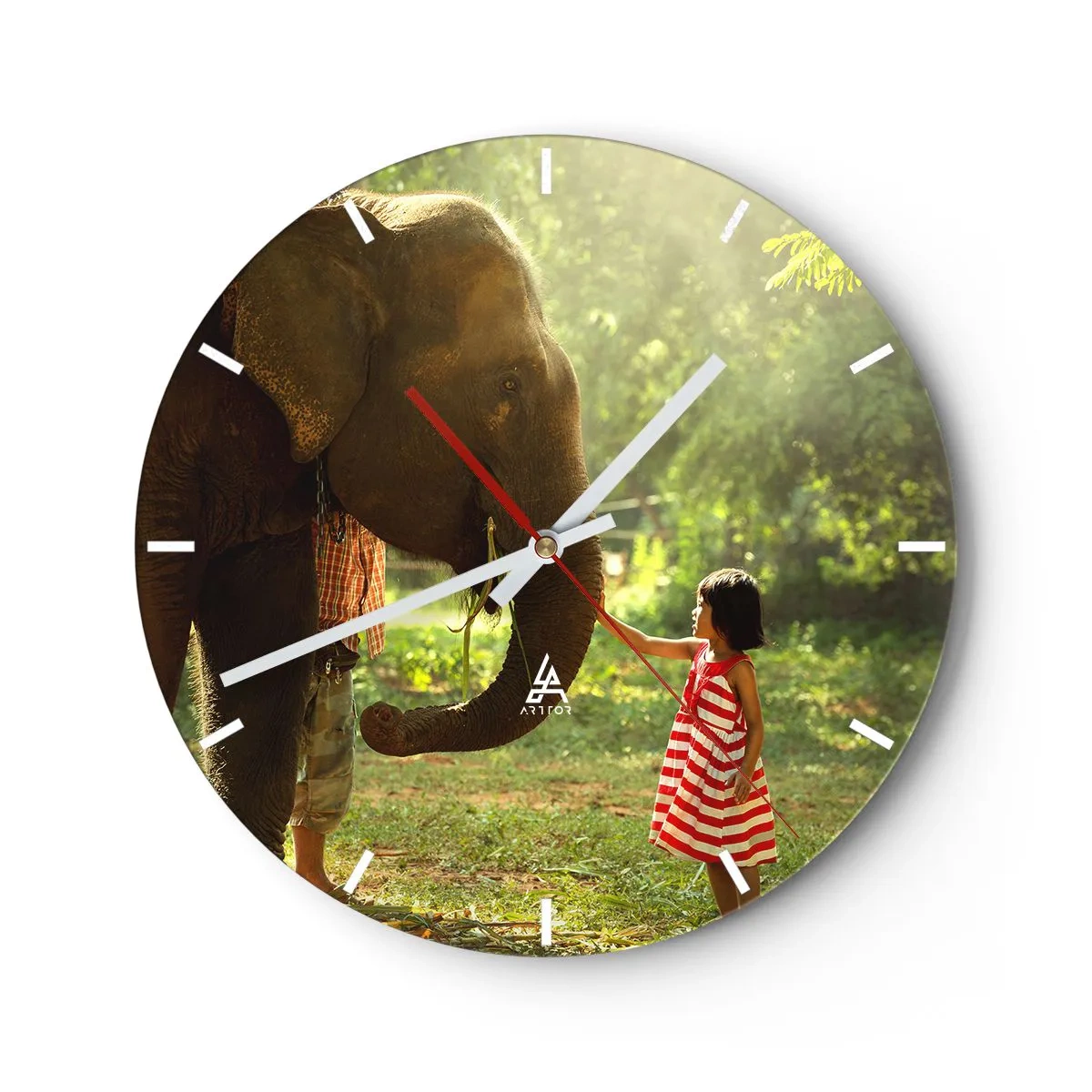 Wandklok - Klok - Een meisje in een rode jurk raakt de slurf van een olifant aan in het bos. - 30x30cm - De kracht van vriendschap - Moderne wanddecoratie voor woonkamer, keuken en slaapkamer ARTTOR