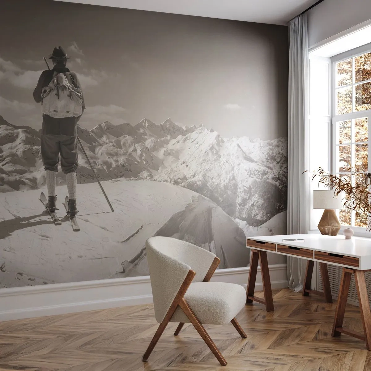 Fotobehang Standard Eco - Een skiër op een bergtop op een zwart-witfoto - 100x70cm - En de bergen blijven onveranderd - Moderne wanddecoratie voor woonkamer en slaapkamer ARTTOR
