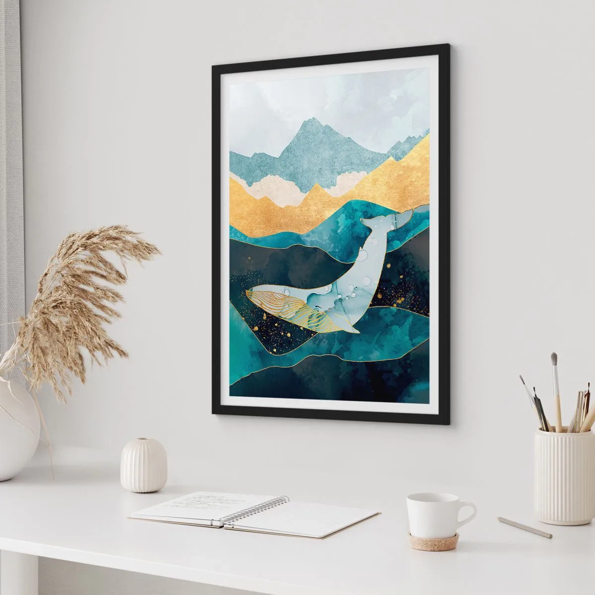 Poster in een zwarte lijst - Een abstracte walvis die tussen gouden golven drijft. - 50x70cm - De koele schoonheid van het noorden - Moderne wanddecoratie voor woonkamer en slaapkamer ARTTOR