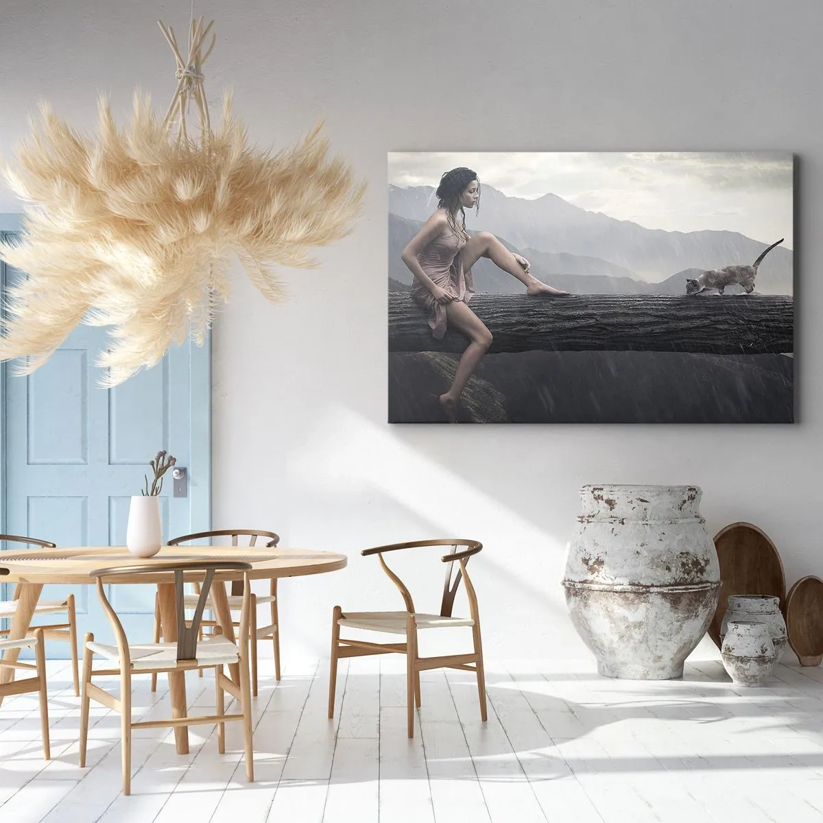 Schilderen op canvas - Een vrouw en een kat op een boomstam in de regen, met uitzicht op de bergen. - 70x50cm - Pieken van schoonheid - Moderne wanddecoratie voor woonkamer en slaapkamer ARTTOR