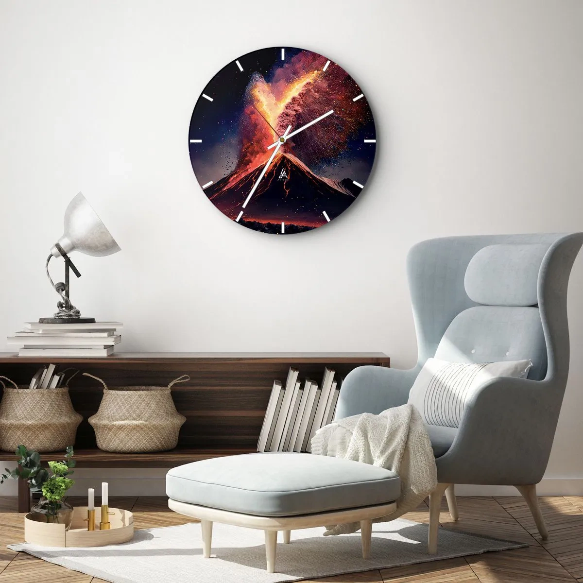 Wandklok - Klok - Vulkaanuitbarsting met een fontein van vuur en rook tegen een nachtelijke achtergrond - 30x30cm - Schoonheid en verschrikking - Moderne wanddecoratie voor woonkamer, keuken en slaapkamer ARTTOR