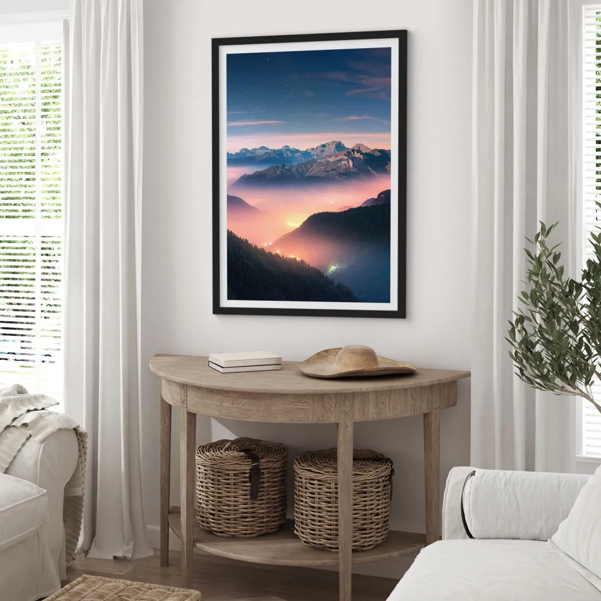 Poster in een zwarte lijst - Een magisch uitzicht op bergdalen verlicht door nachtlicht - 50x70cm - Licht in de dalen - Moderne wanddecoratie voor woonkamer en slaapkamer ARTTOR