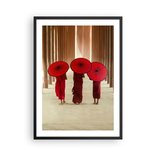 Poster in een zwarte lijst - Monniken met rode paraplu's in de tempelgangen - 50x70cm - Op weg naar het Zuivere Land - Moderne wanddecoratie voor woonkamer en slaapkamer ARTTOR