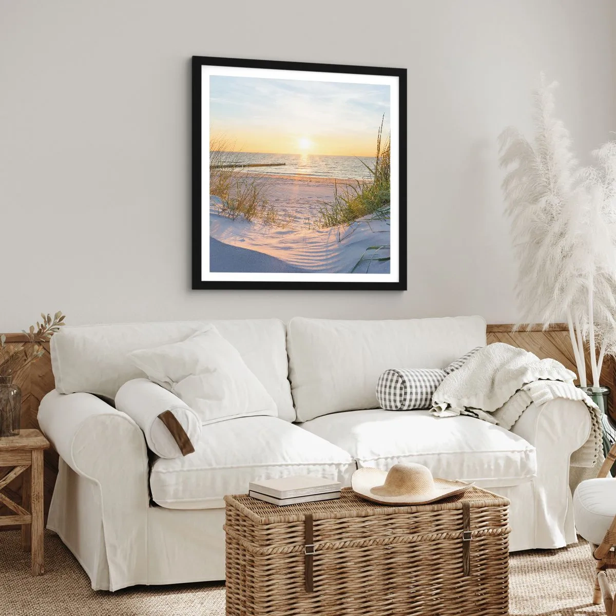 Poster in een zwarte lijst - Het geluid van de zee, het zingen van vogels, een wild strand tussen het gras... - 30x30 cm