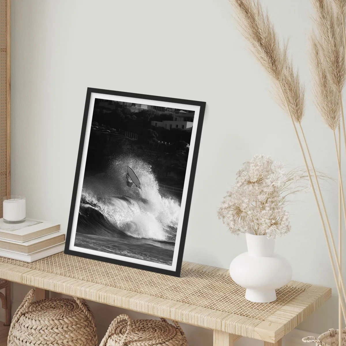 Poster in een zwarte lijst - Zwart-witte surfer in actie op ruwe golven - 50x70cm - Uitdaging aanvaard! - Moderne wanddecoratie voor woonkamer en slaapkamer ARTTOR
