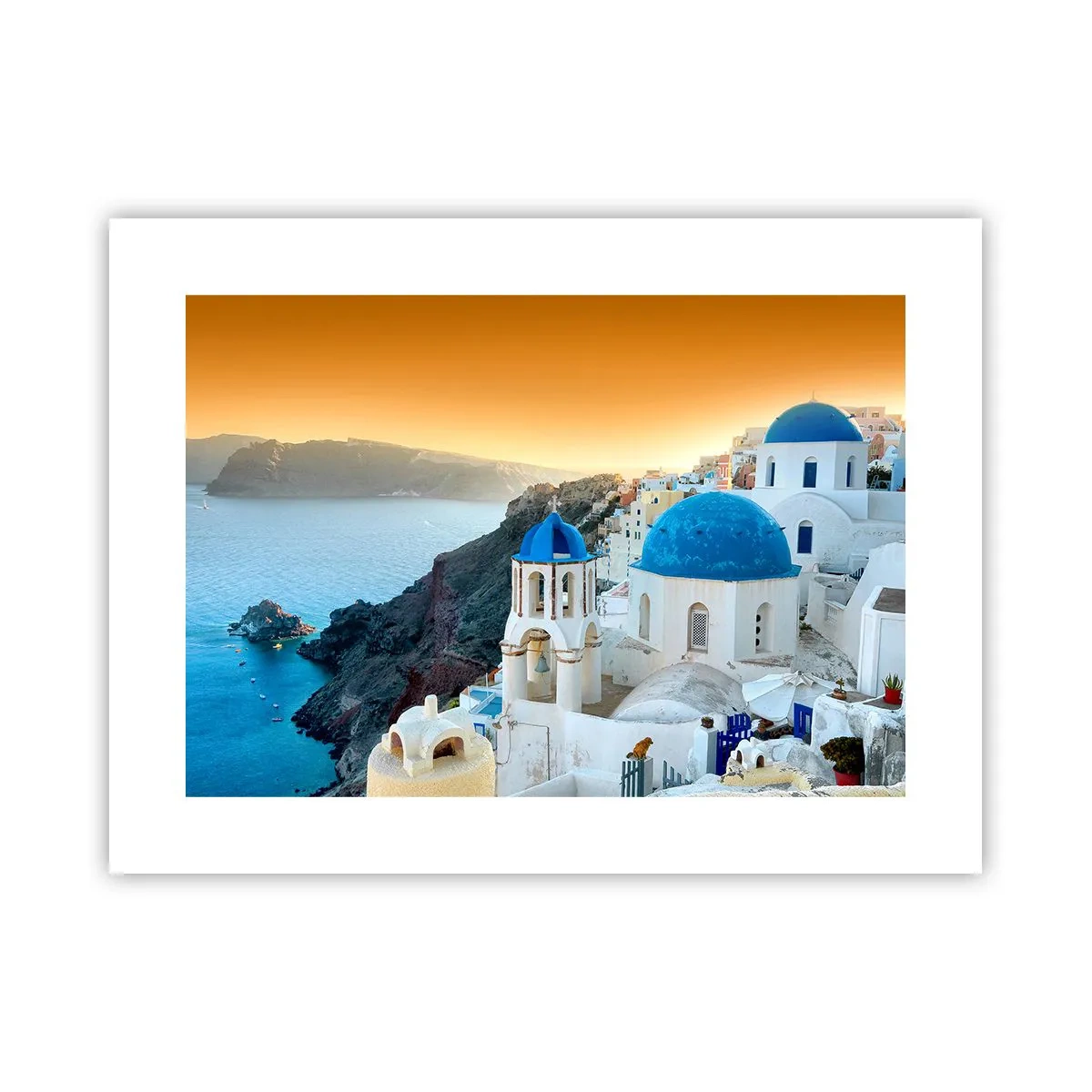 Poster - Santorini - genesteld tegen de rotsen - 40x30 cm