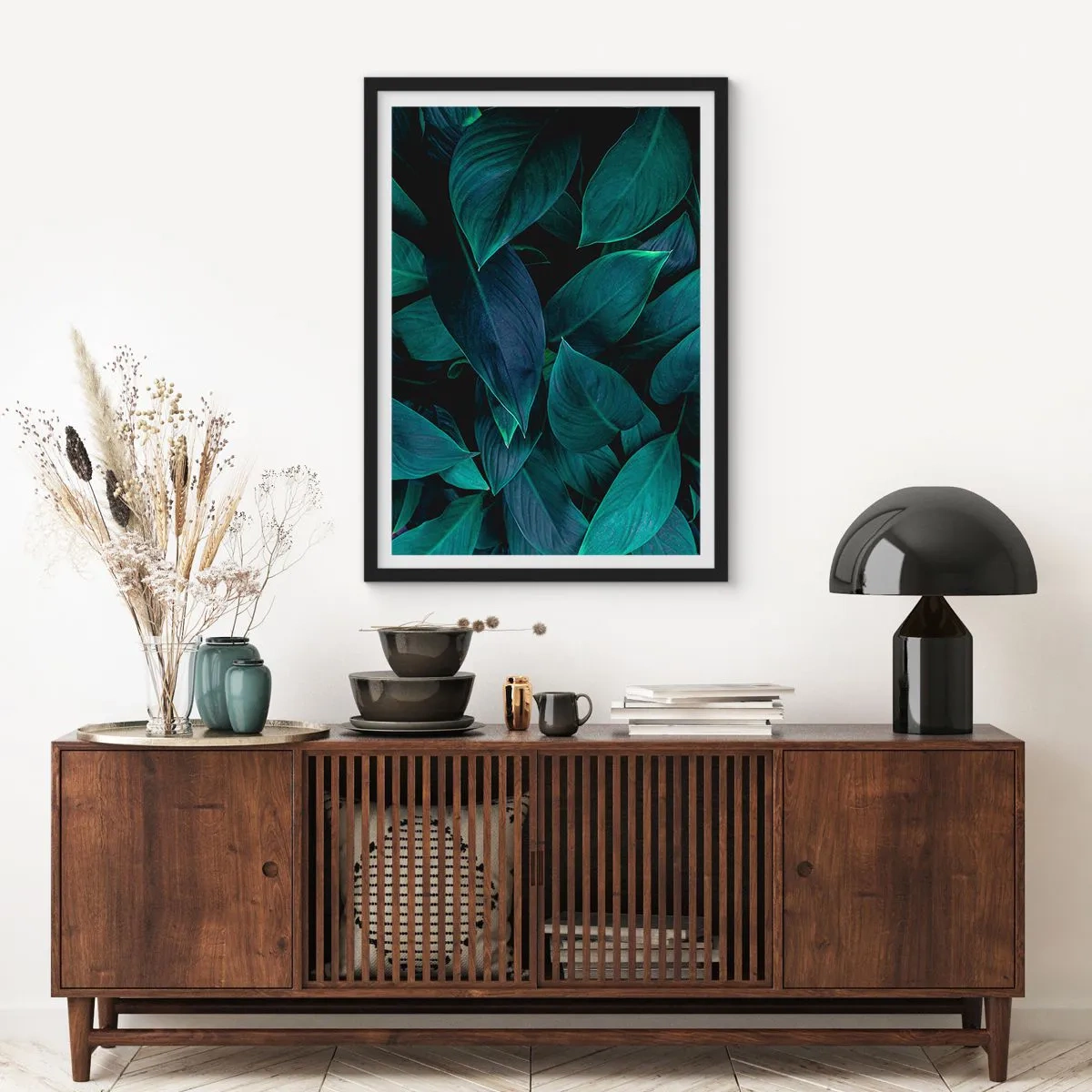 Poster in een zwarte lijst - Donkergroene bladeren met subtiele tegenlicht - 50x70cm - Groen op zichzelf - Moderne wanddecoratie voor woonkamer en slaapkamer ARTTOR