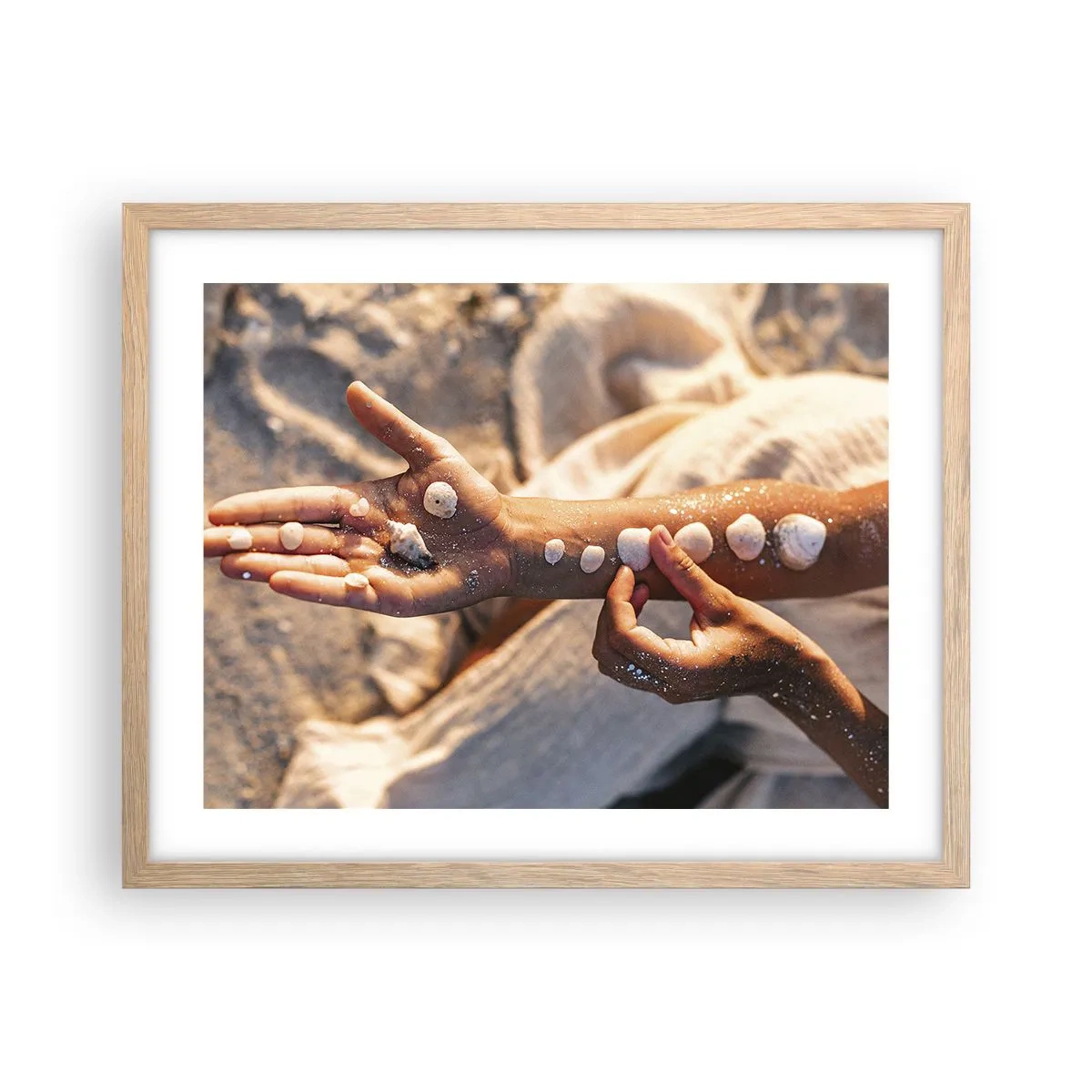 Een poster in een licht eiken lijst - Schoonheid binnen handbereik - 50x40 cm