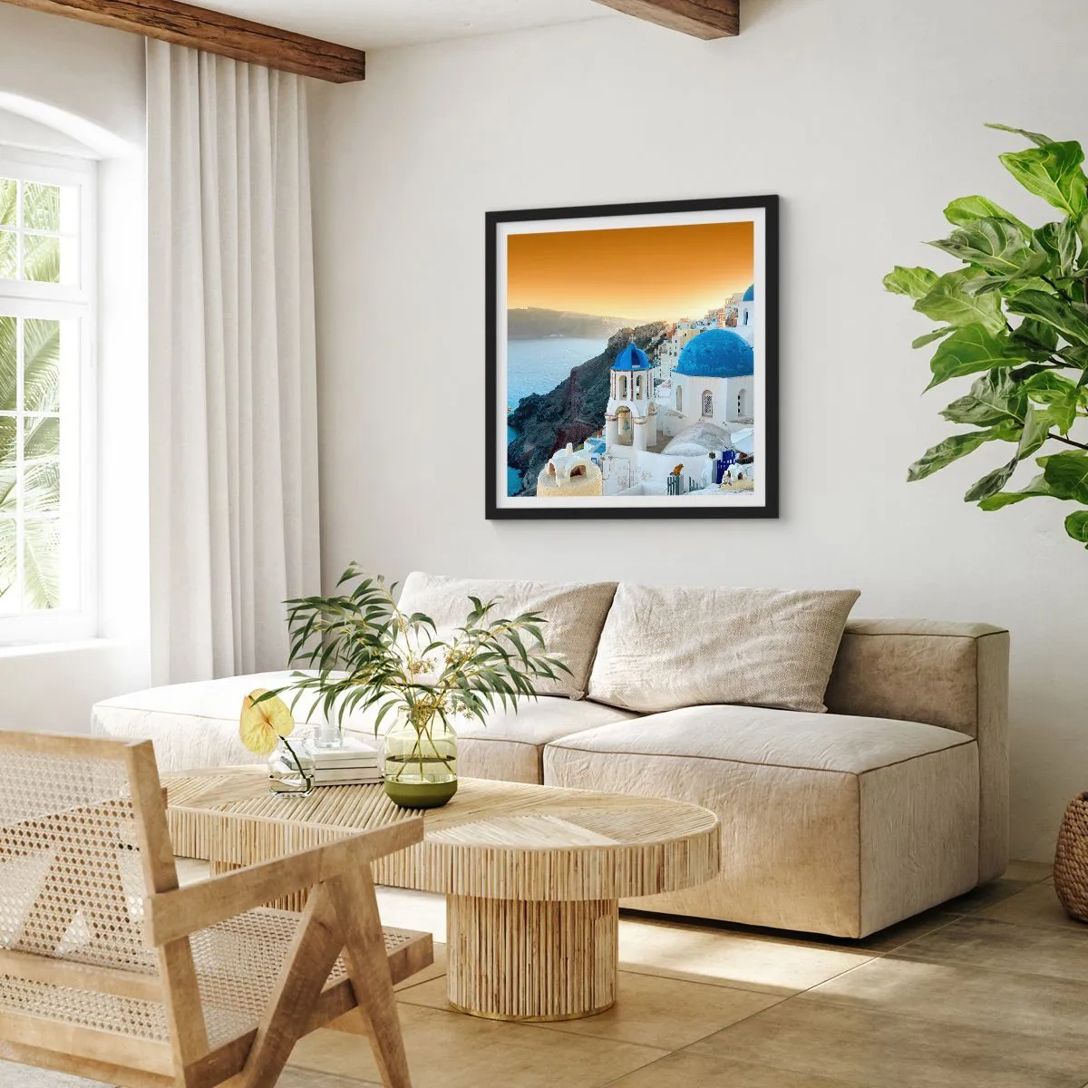 Poster in een zwarte lijst - Santorini - genesteld tegen de rotsen - 30x30 cm