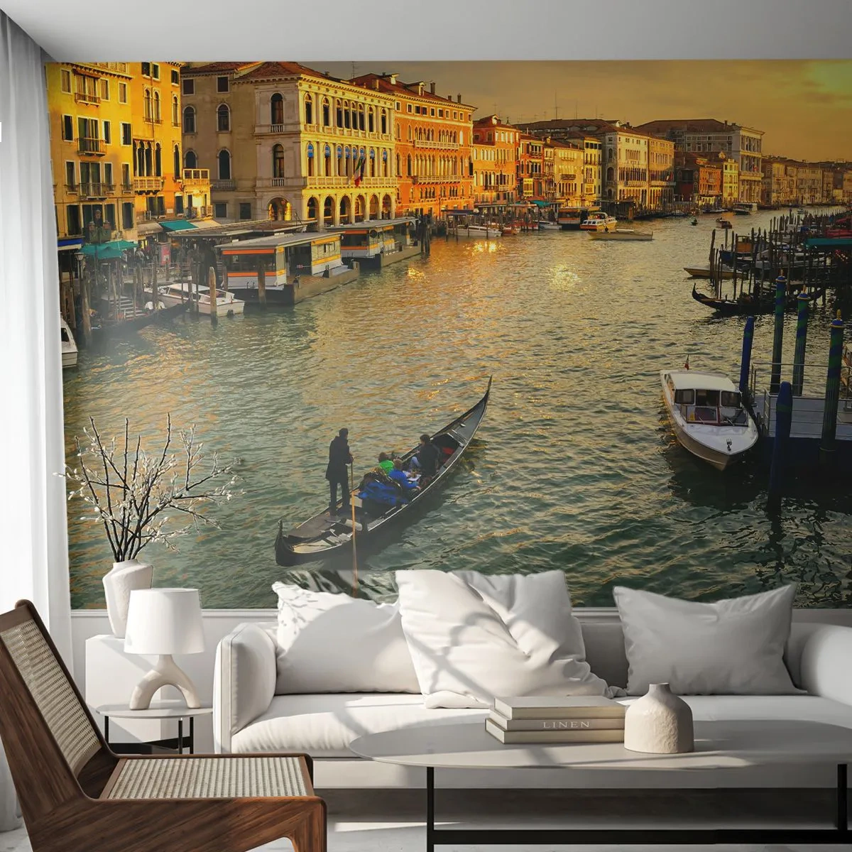 Fotobehang Premium Sand - Aan de zonnige kant van de straat - Stad, Venetië, Italië - 100x70 cm