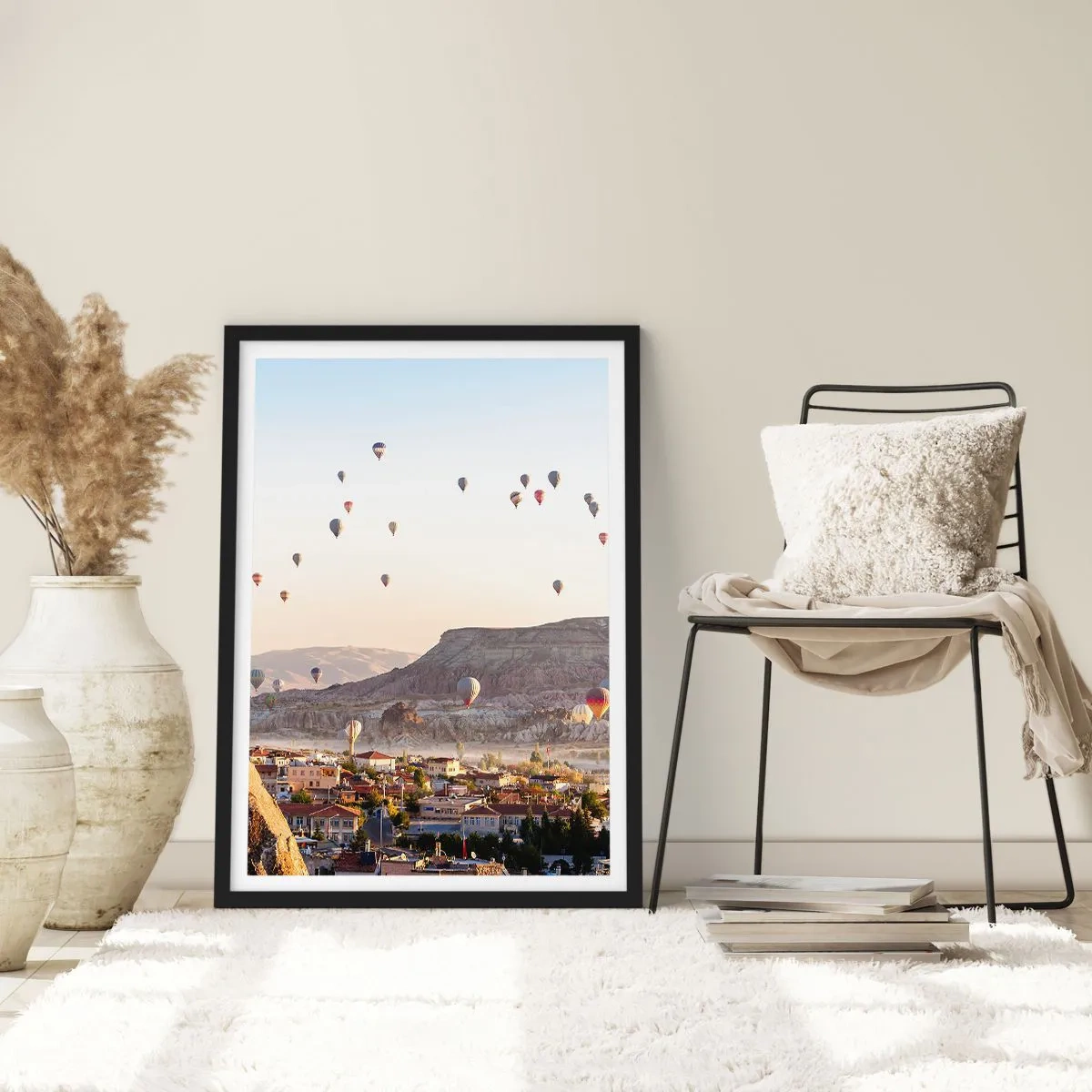 Poster in een zwarte lijst - Ballonnen zweven boven Cappadocië bij zonsopgang - 50x70cm - Als schepen in de lucht - Moderne wanddecoratie voor woonkamer en slaapkamer ARTTOR