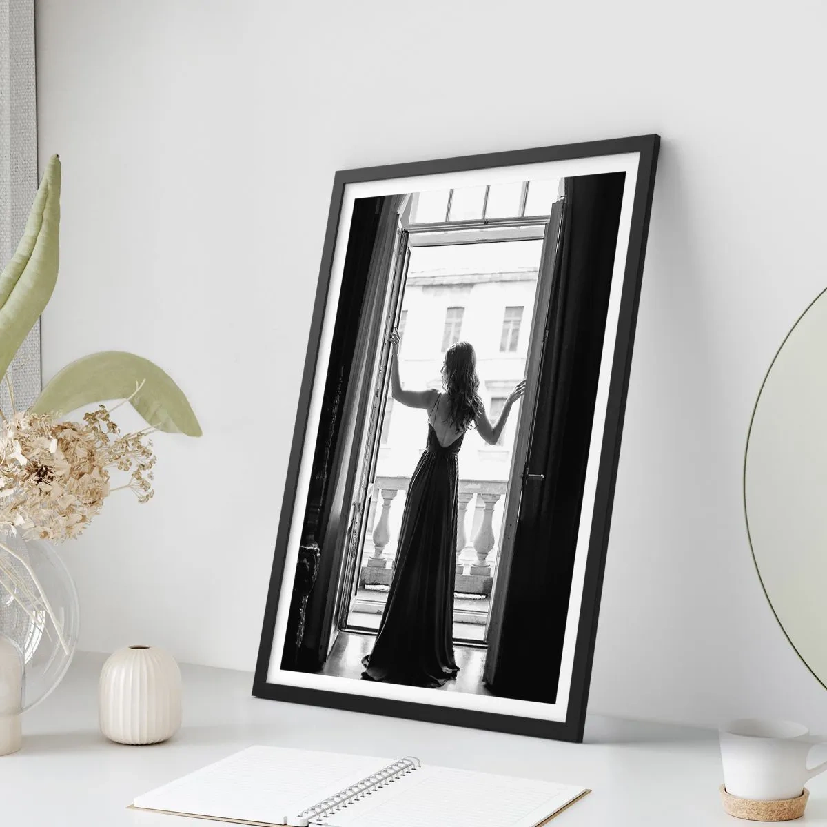 Poster in een zwarte lijst - Een vrouw in een lange jurk staat op een open balkon - 50x70cm - Op grote schaal  - Moderne wanddecoratie voor woonkamer en slaapkamer ARTTOR