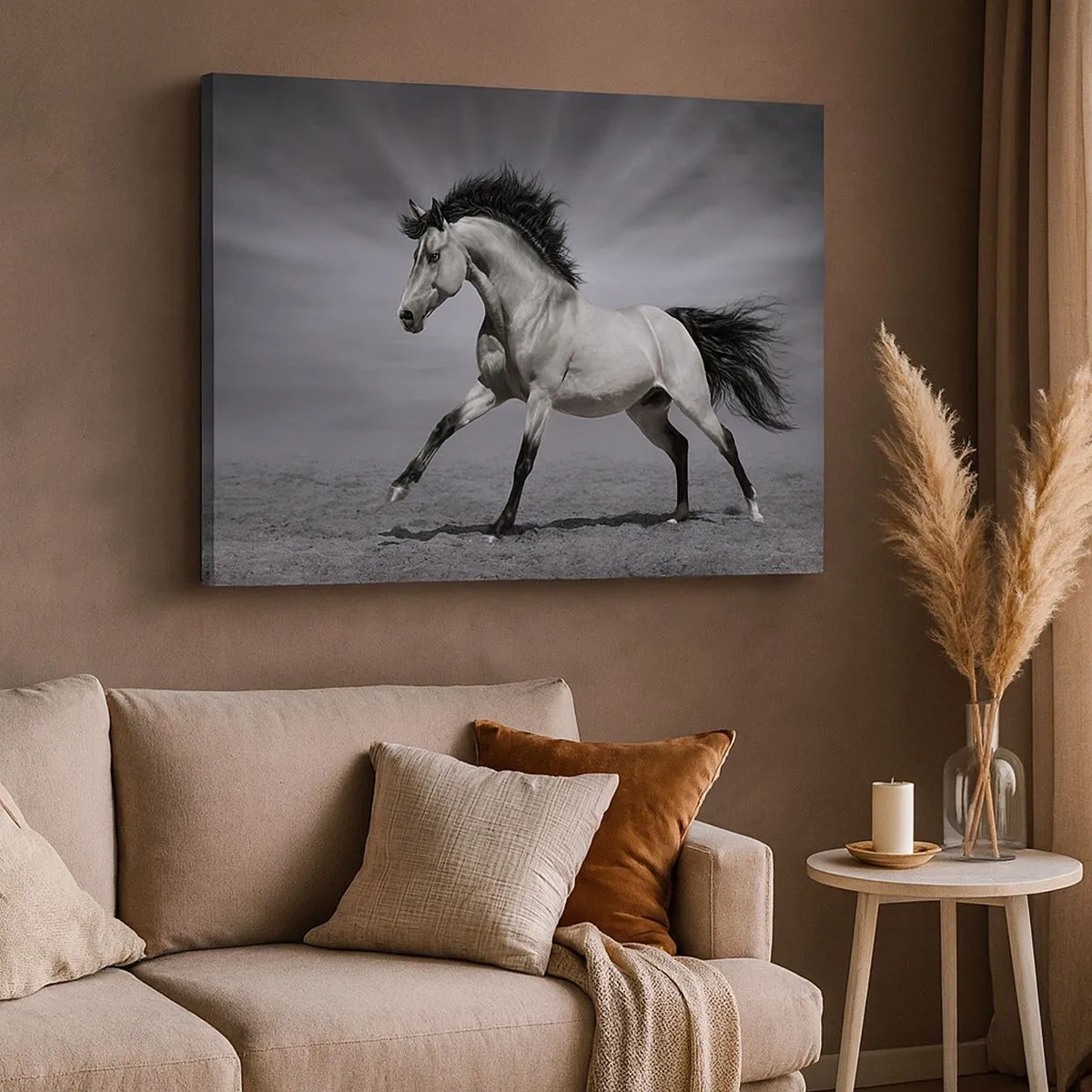 Schilderen op canvas - Een zwart-wit paard in een dynamische houding in de woestijn. - 70x50cm - Geboren om te genieten - Moderne wanddecoratie voor woonkamer en slaapkamer ARTTOR