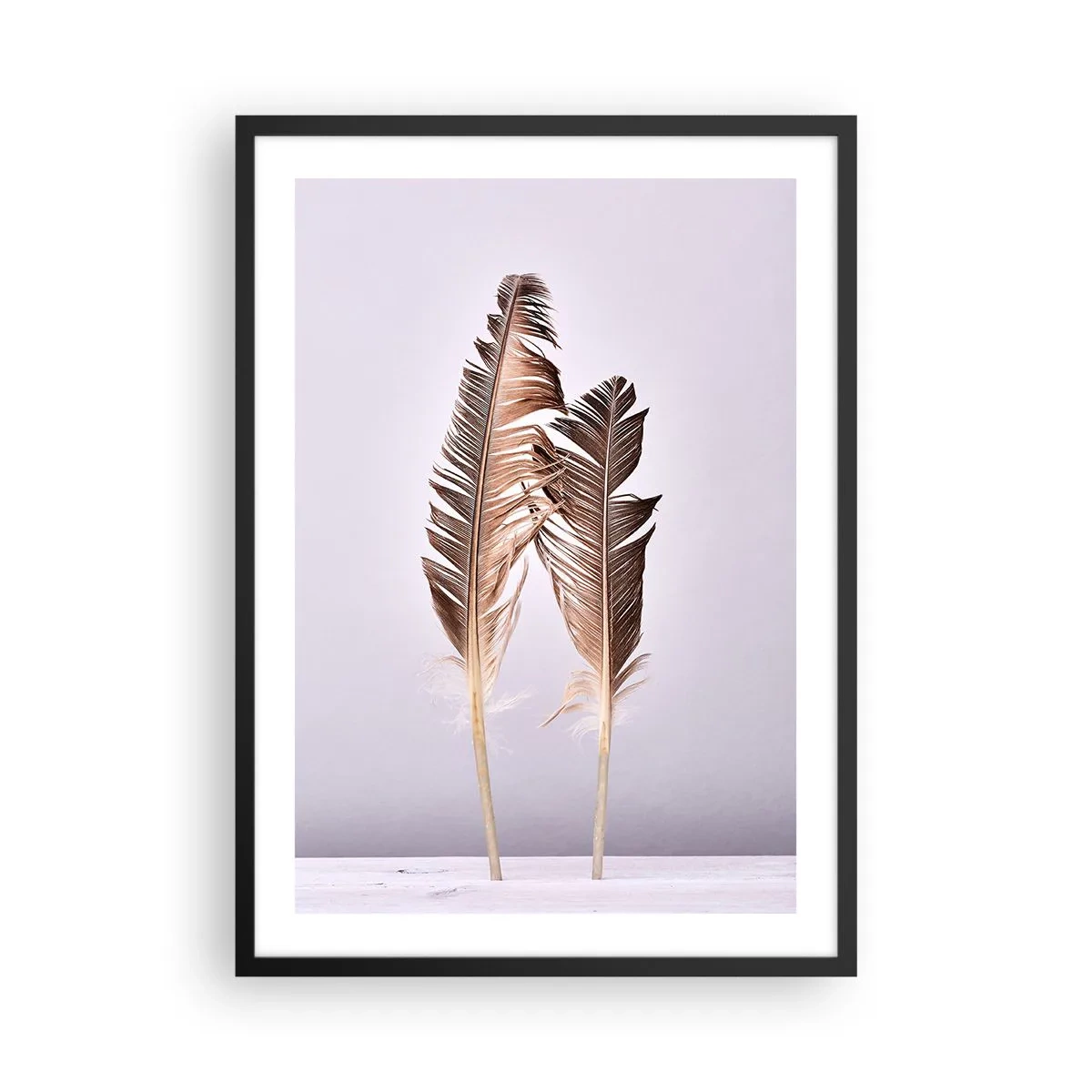 Poster in een zwarte lijst - Twee bruine veren op een lichte achtergrond in minimalistische stijl - 50x70cm - Tegen het niets - Moderne wanddecoratie voor woonkamer en slaapkamer ARTTOR