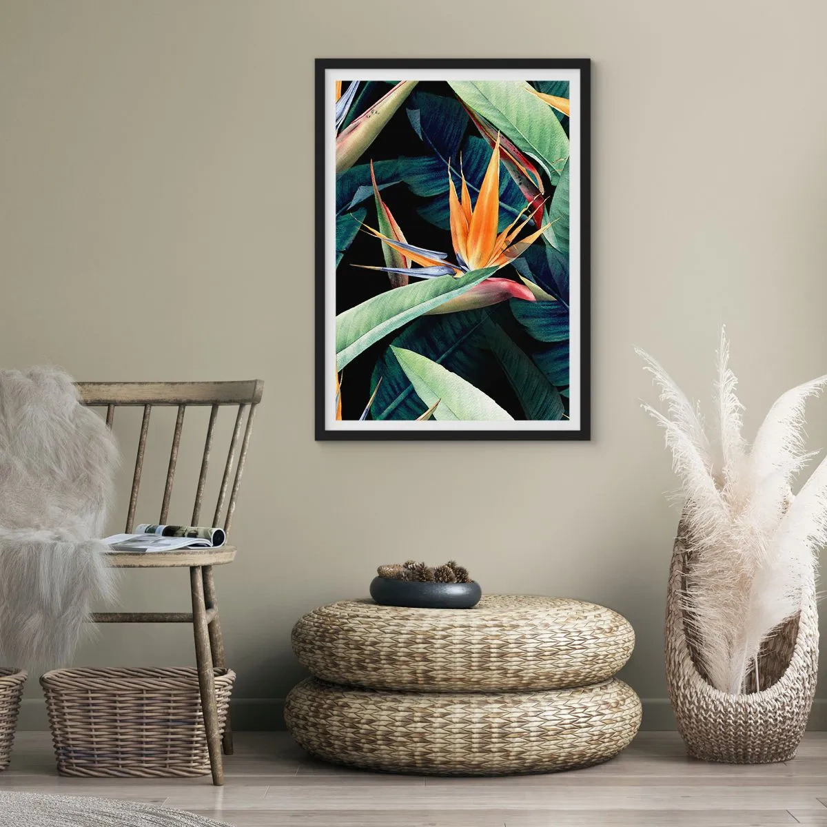 Poster in een zwarte lijst - Exotische strelitzia-bloem op een donkere achtergrond - 50x70cm - Vlammende bloemen van de tropen - Moderne wanddecoratie voor woonkamer en slaapkamer ARTTOR