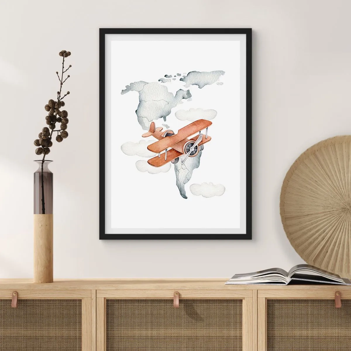 Poster in een zwarte lijst - Een dubbeldekker boven een wereldkaart in de wolken - 50x70cm - In een pioniersgeest - Moderne wanddecoratie voor woonkamer en slaapkamer ARTTOR