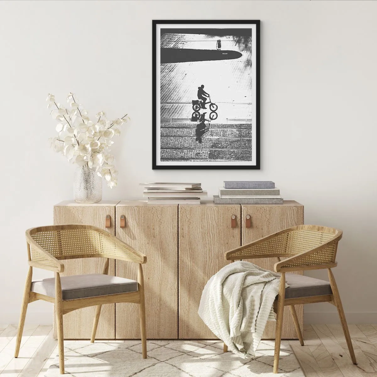 Poster in een zwarte lijst - Voor mij, door de stad - 70x100 cm