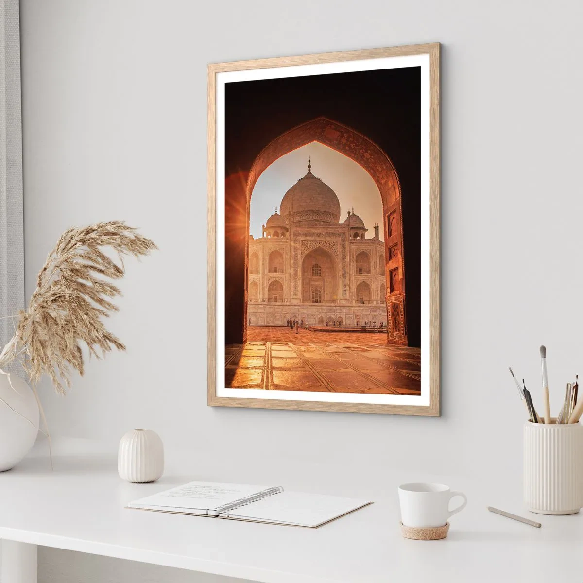 Een poster in een licht eiken lijst - Een monument voor onaardse liefde - 70x100 cm