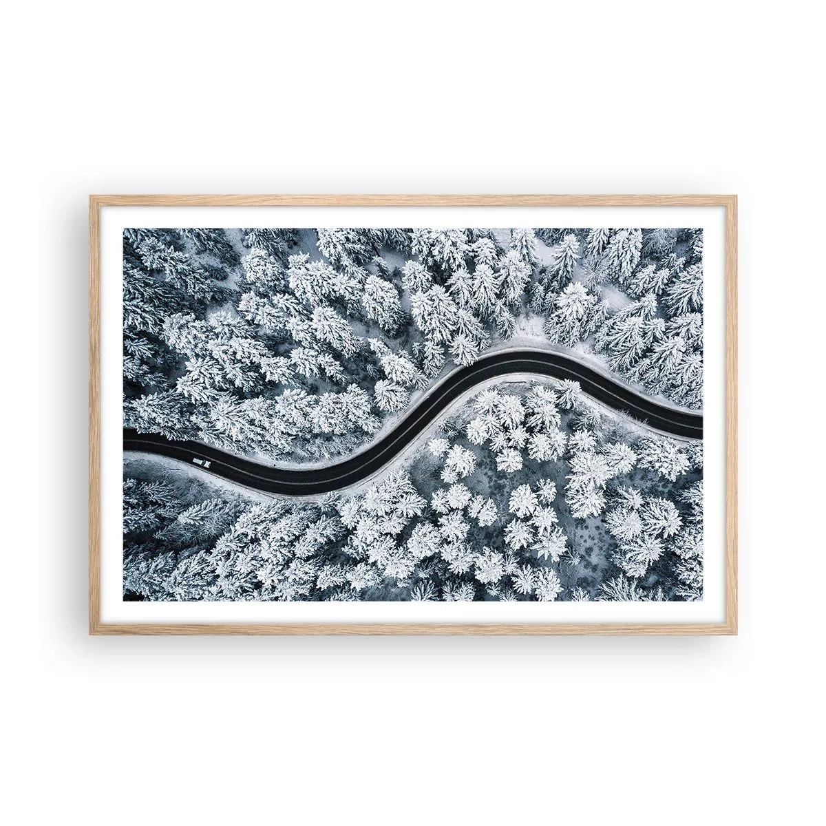 Een poster in een licht eiken lijst - Door het winterbos - 91x61 cm