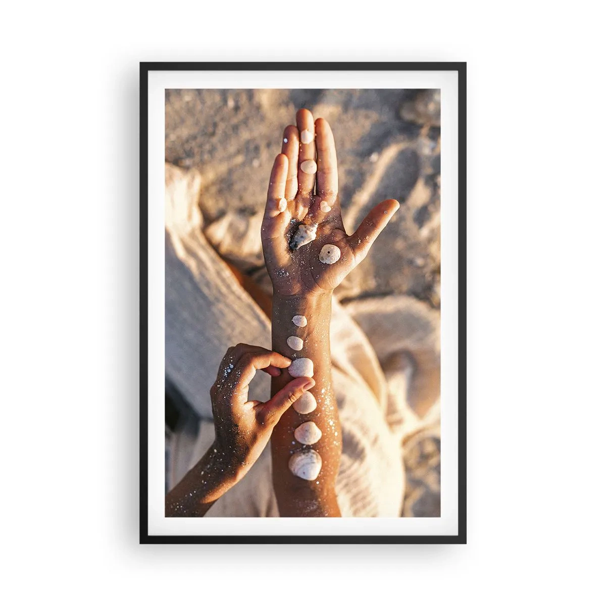 Poster in een zwarte lijst - Schoonheid binnen handbereik - 61x91 cm