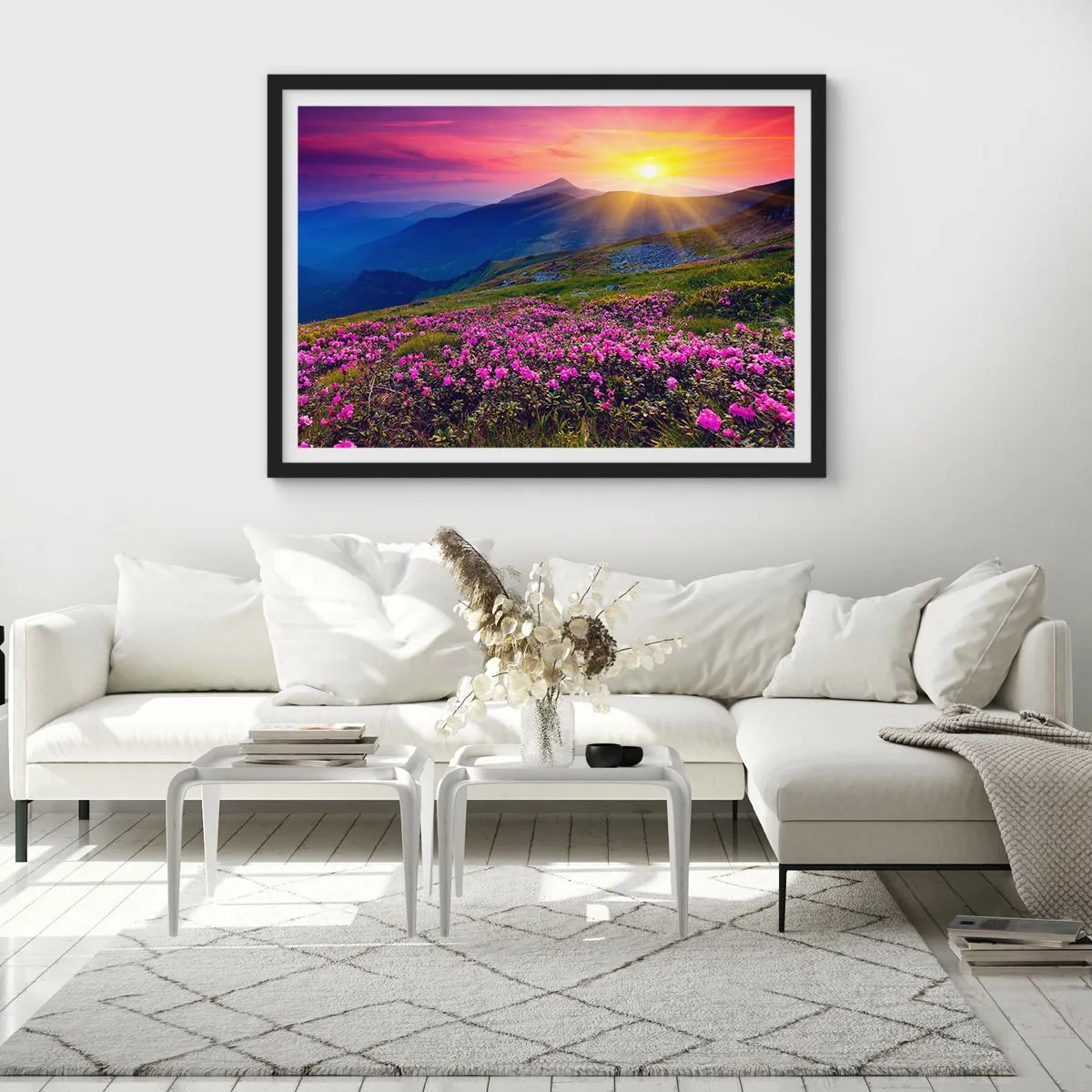 Poster in een zwarte lijst - … En eromheen ruikt het naar bergdennen en de geur van kruiden - 100x70 cm