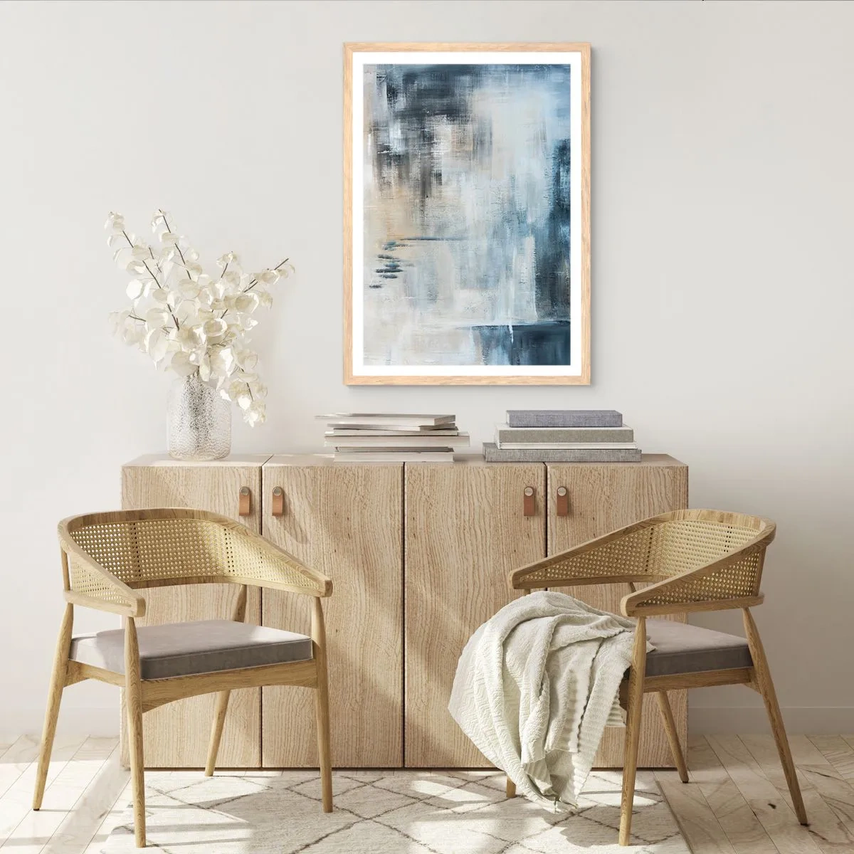 Een poster in een licht eiken lijst - Achter het blauwe gordijn - 70x100 cm