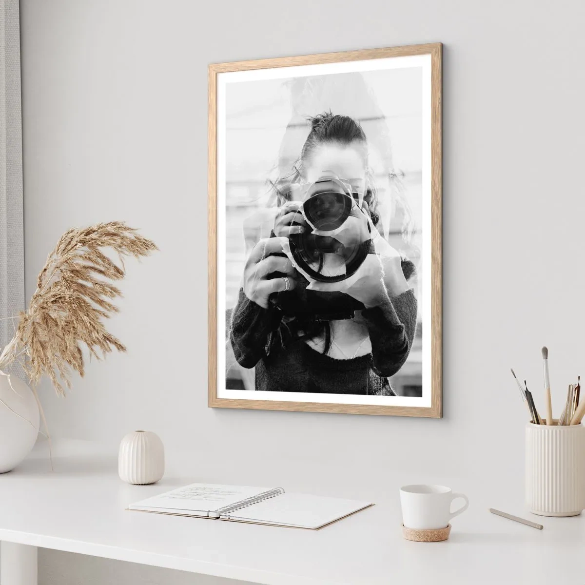Een poster in een licht eiken lijst - Maker en materiaal - 70x100 cm