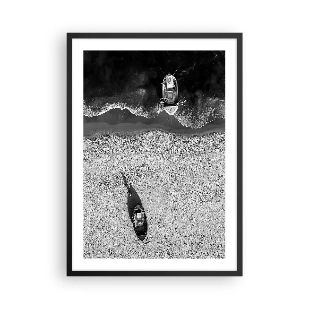 Poster in een zwarte lijst - Een zwart-wit luchtfoto van een boot op een strand - 50x70cm - Nog steeds aan de oever… - Moderne wanddecoratie voor woonkamer en slaapkamer ARTTOR