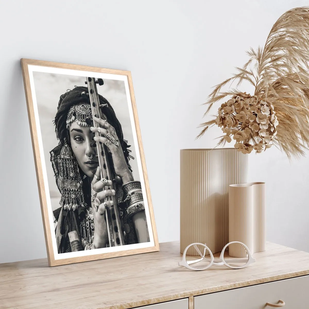 Een poster in een licht eiken lijst - De muziek van het Oosten zelf - 61x91 cm