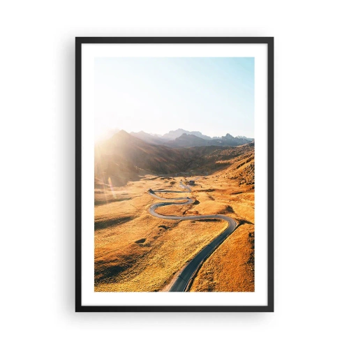 Poster in een zwarte lijst - Een kronkelende weg door gouden velden verlicht door de zon - 50x70cm - In een gouden vallei - Moderne wanddecoratie voor woonkamer en slaapkamer ARTTOR