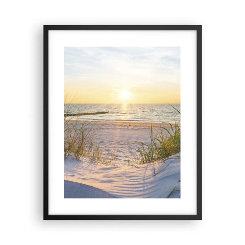 Poster in een zwarte lijst - Het geluid van de zee, het zingen van vogels, een wild strand tussen het gras... - 40x50 cm