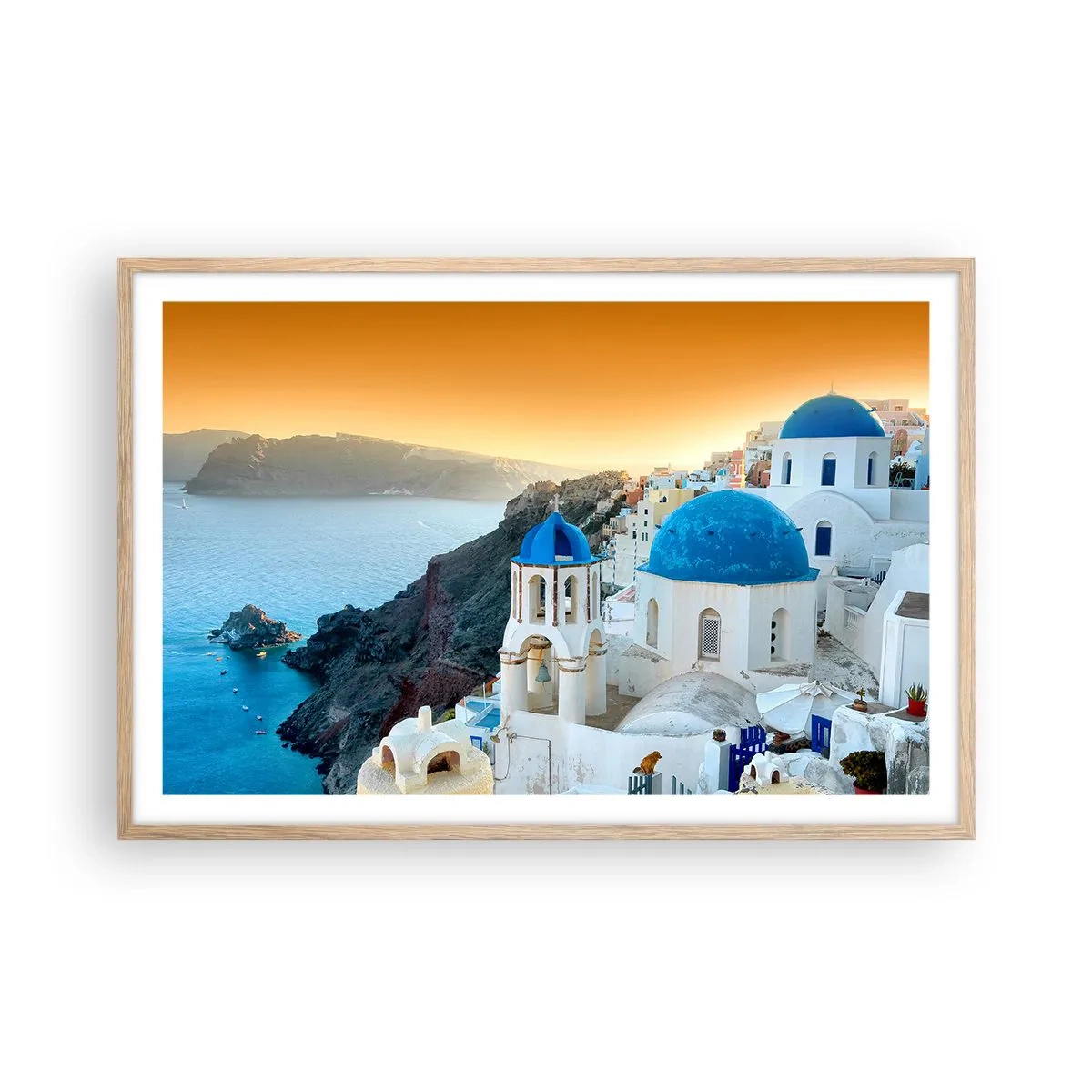 Een poster in een licht eiken lijst - Santorini - genesteld tegen de rotsen - 91x61 cm