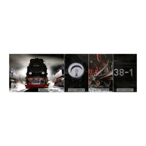 Fotobehang Monster Premium Sand - Hij staat en hapt, hapt en blaast - Stoomlocomotief, Treinstation, Automobiel - 100x30 cm