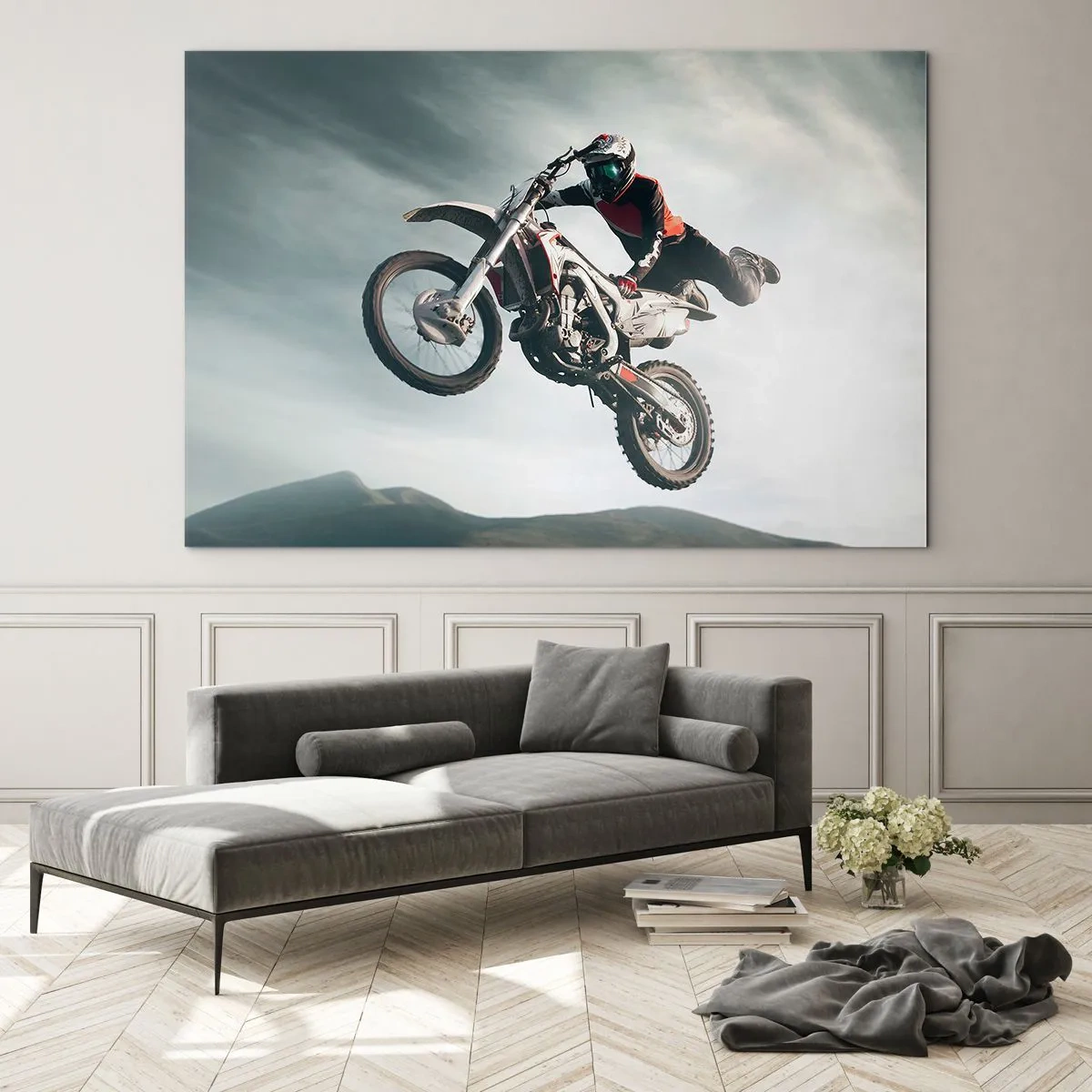 Schilderen op glas - Een motorrijder voert acrobatische toeren uit in de lucht met bergen op de achtergrond. - 70x50cm - Er is geen plezier zonder risico - Moderne wanddecoratie voor woonkamer en slaapkamer ARTTOR