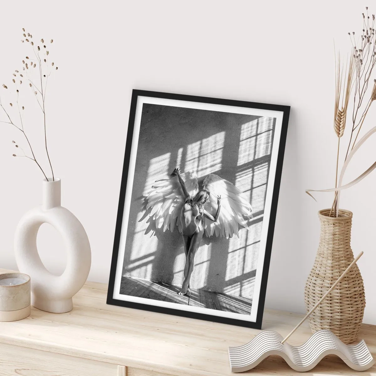 Poster in een zwarte lijst - Zwart-witfoto van een vrouw met engelenvleugels - 50x70cm - Recht uit de hemel - Moderne wanddecoratie voor woonkamer en slaapkamer ARTTOR