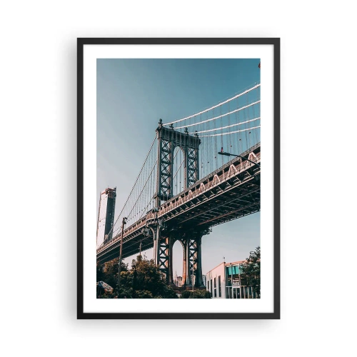 Poster in een zwarte lijst - Een hangbrug in een moderne stad tegen een blauwe lucht - 50x70cm - Over de golven van de stad - Moderne wanddecoratie voor woonkamer en slaapkamer ARTTOR
