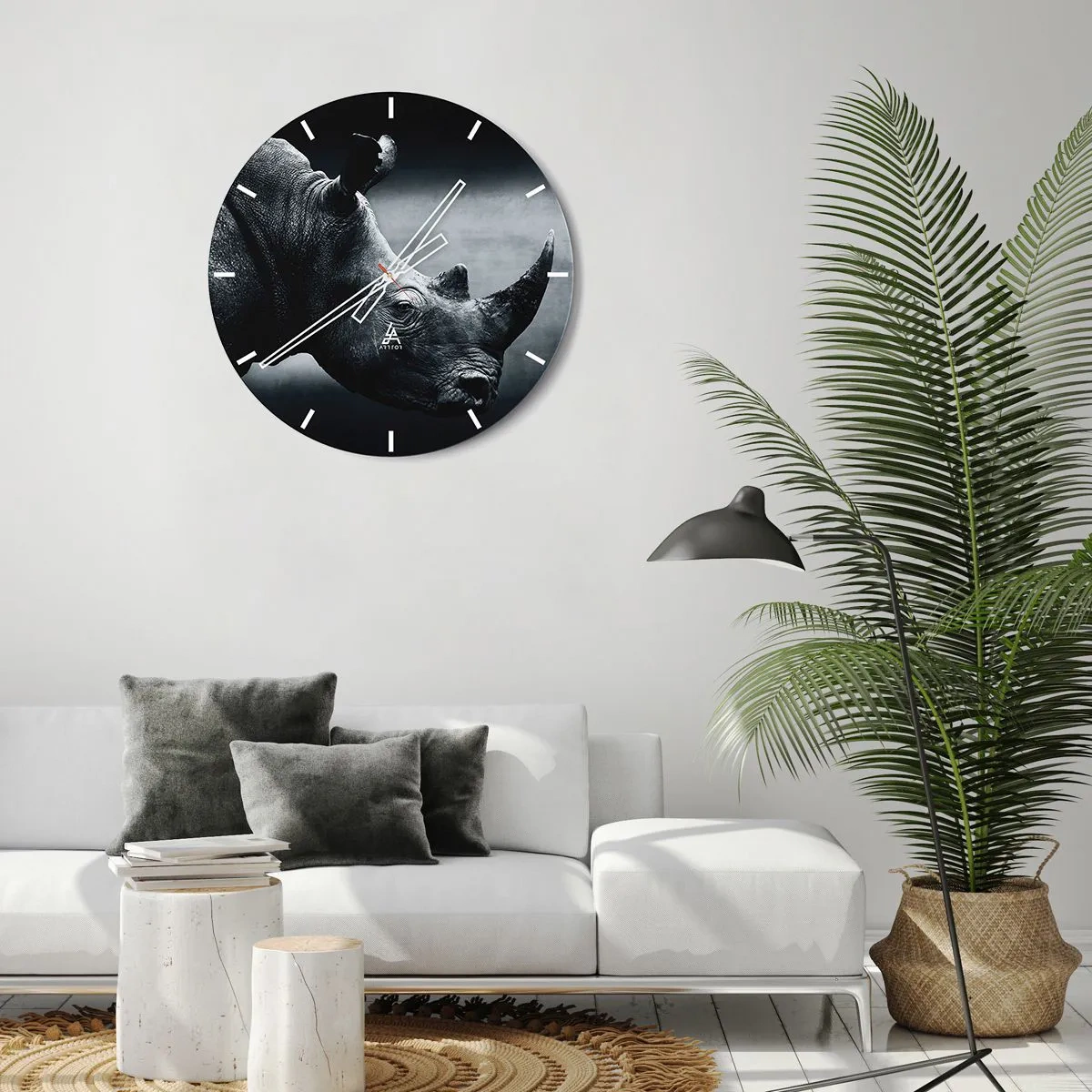 Wandklok - Klok - Portret van een neushoorn in monochrome tinten op een donkere achtergrond - 30x30cm - Rechts profiel - Moderne wanddecoratie voor woonkamer, keuken en slaapkamer ARTTOR