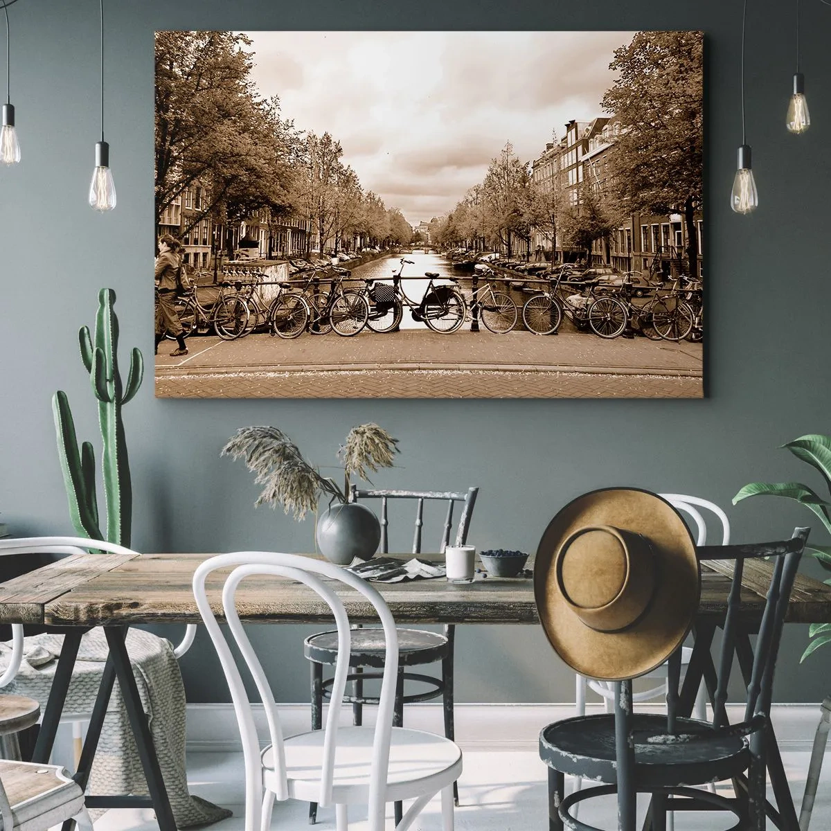Schilderen op canvas - Fietsbrug over het kanaal in sepia - 70x50cm - Hollandse sfeer - Moderne wanddecoratie voor woonkamer en slaapkamer ARTTOR